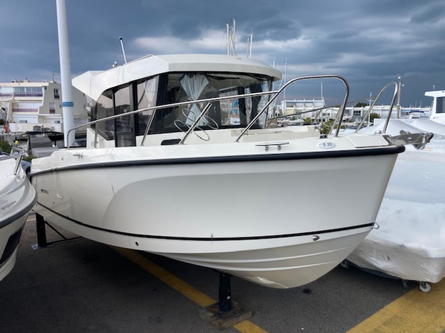 slider 1 Quicksilver Captur 805 Pilothouse